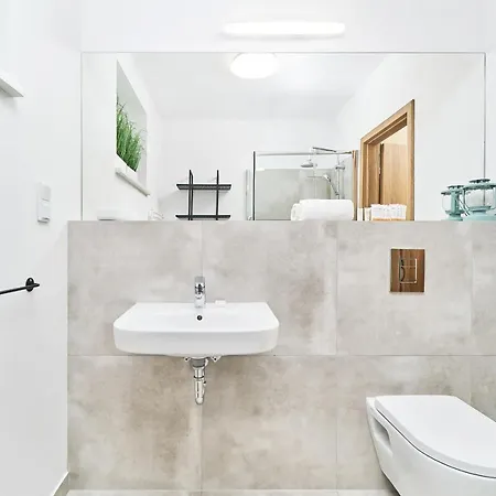Modern Tumskie Ogrody With Ac & Balcony By Renters Apartment