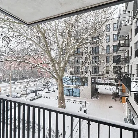 Modern Tumskie Ogrody With Ac & Balcony By Renters Apartment