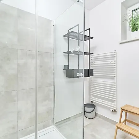 Modern Tumskie Ogrody With Ac & Balcony By Renters Apartment